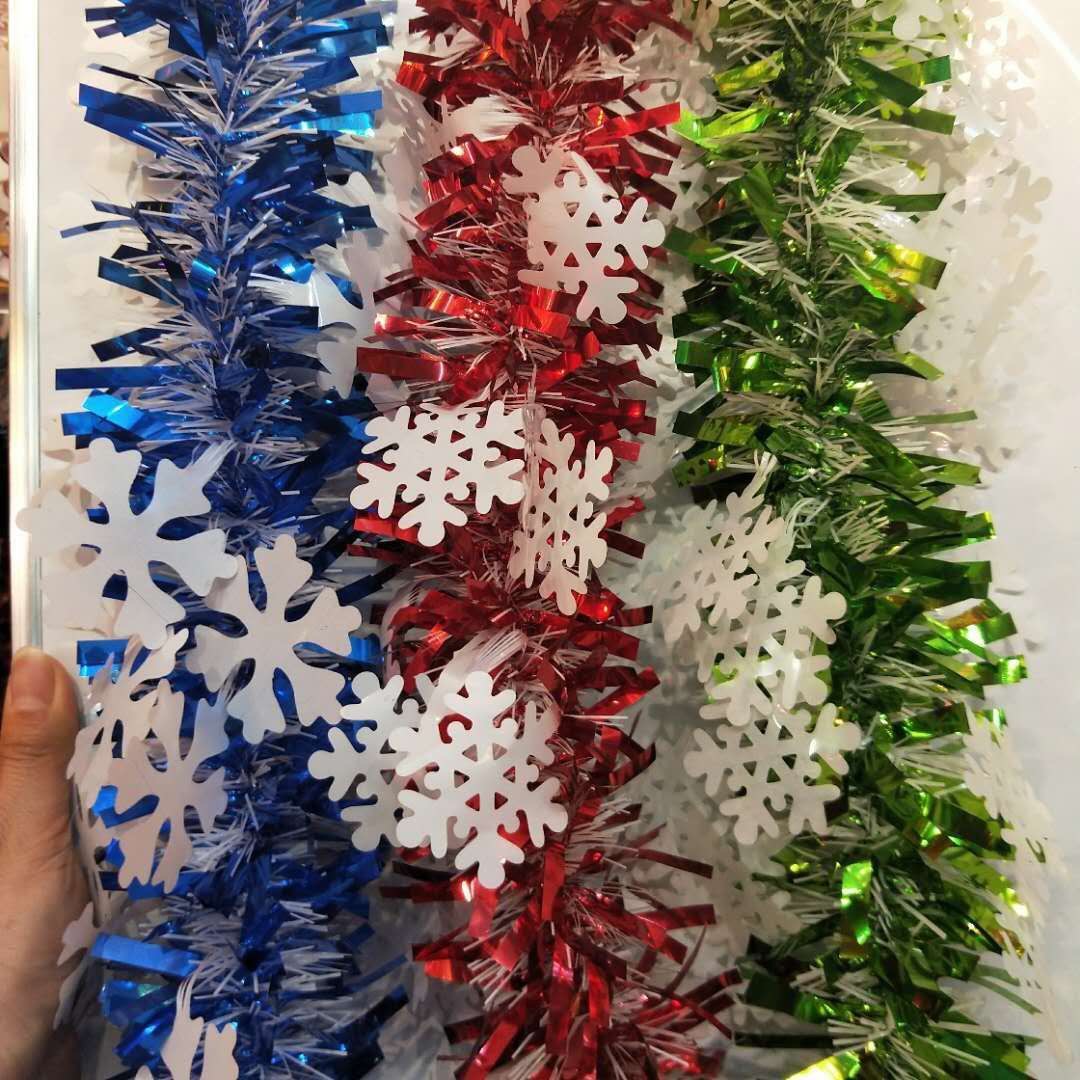 The festival party is decorated with Christmas ornaments, wedding ribbons, rubia, double dragon ribbons and snowflake patterns