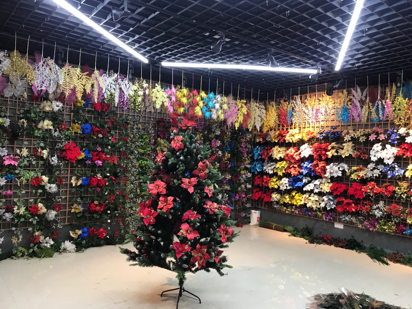 Li Yonggang Artificial Flower Factory describe pic - 1