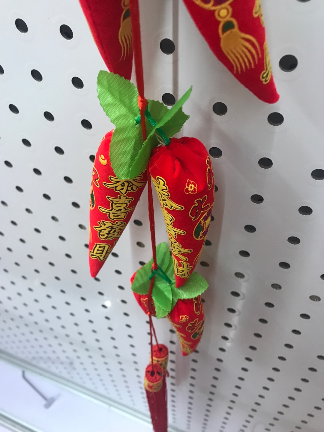 Printed velvet 16-head festive chili string pendants, festive wedding and festival supplies factory direct sales. Customized according to samples. New home relocation Specification image