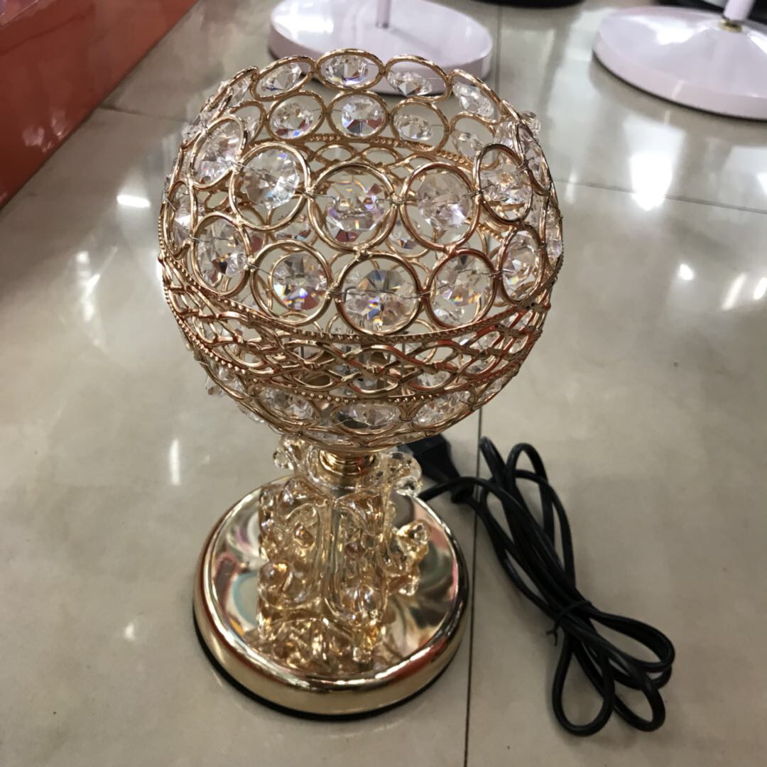 The eye-catching crystal spherical bedroom lamp offers a luxurious and noble experience, with a perfect appearance level