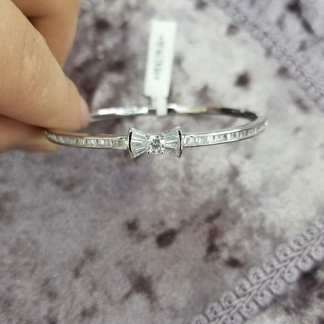 The micro-inlaid zircon anti-allergy bracelet is a fashionable and high-end accessory that makes you look slimmer and more attractive details Picture