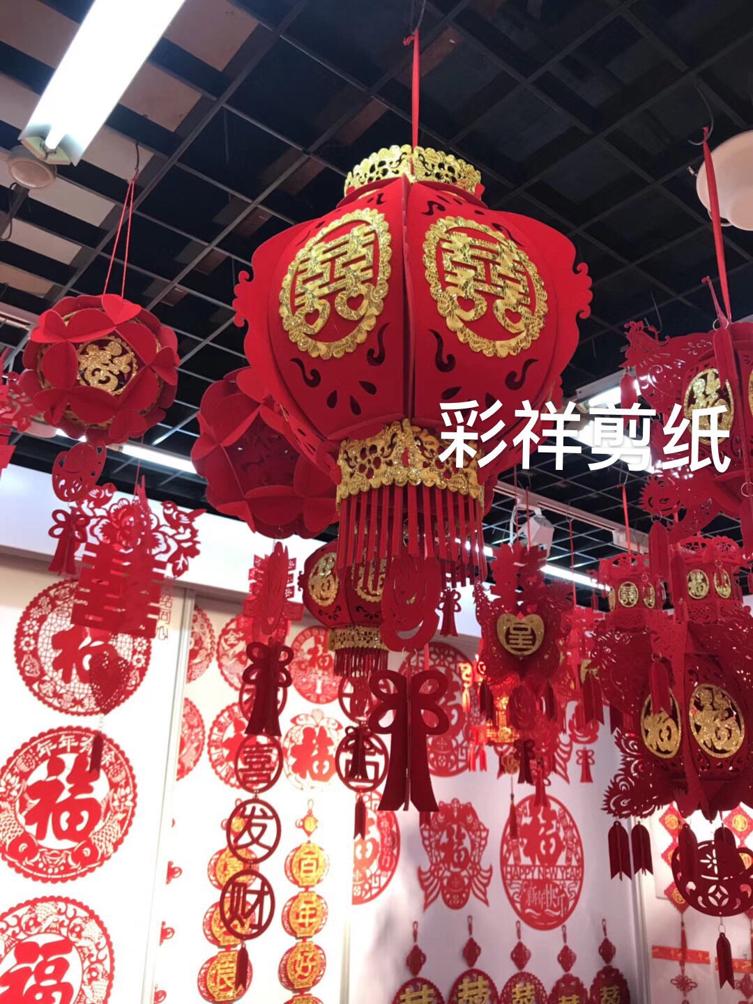 Paper red velvet red festival and wedding hollowed-out carved palace lanterns, mandarin duck lanterns, multi-layer tassel decorated lanterns