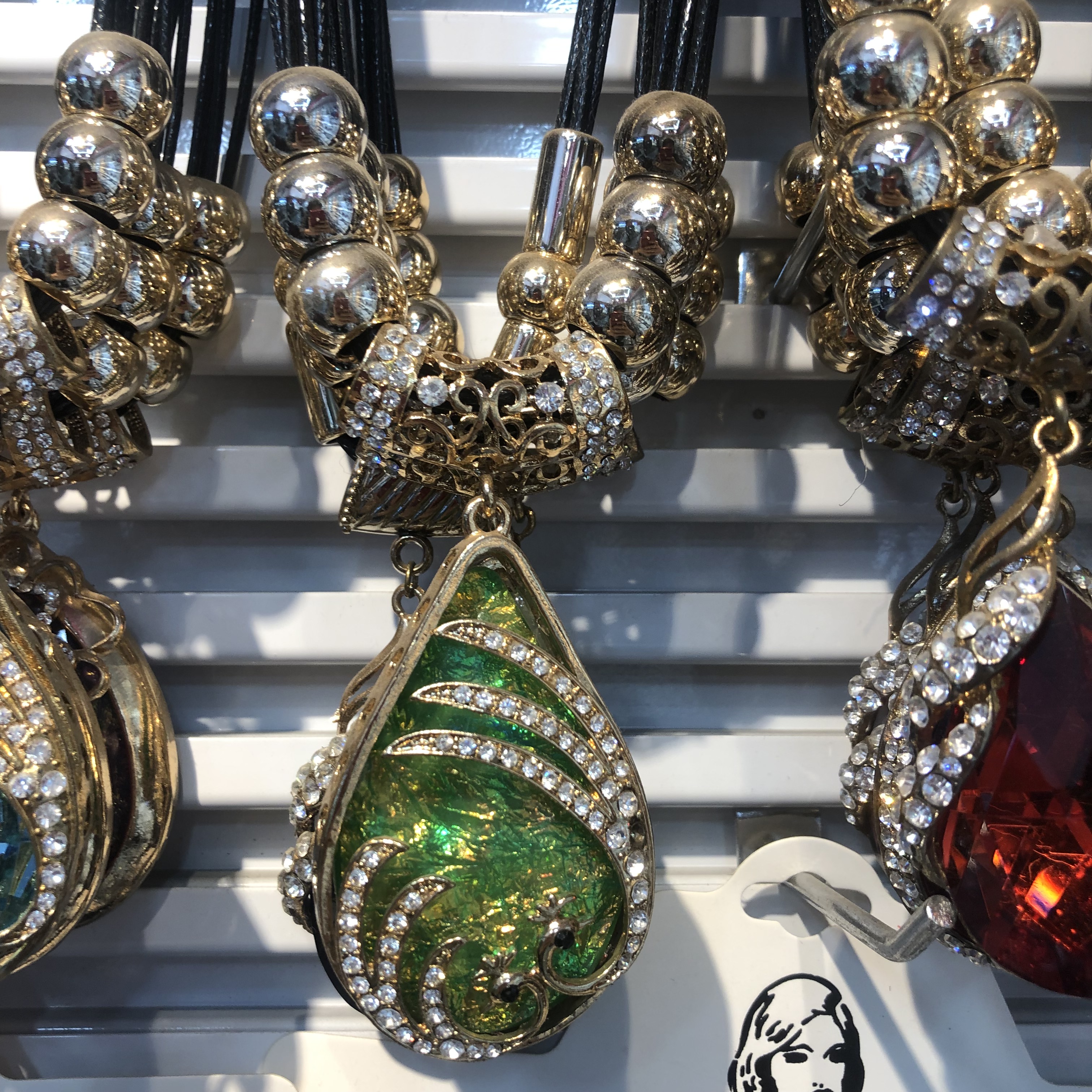 Water diamond necklace, women's retro sweater chain, long, simple and elegant, high-end ethnic style, versatile and personalized necklace for autumn and winter