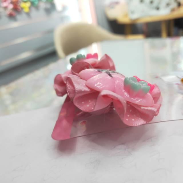 A cute pink flower-shaped hair band with a sweet candy-colored baby headband Specification image
