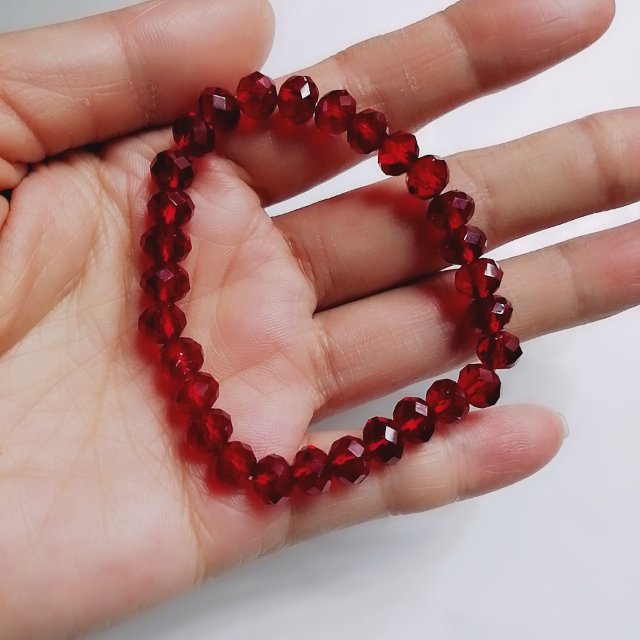 仿水晶菱角石榴红8mm女士弹性水晶串珠手链批发细节图