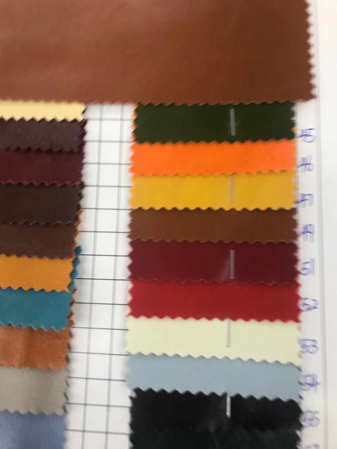 厂家直销热销新款PVC油皮现货高中低档箱包沙发鞋材面料细节图