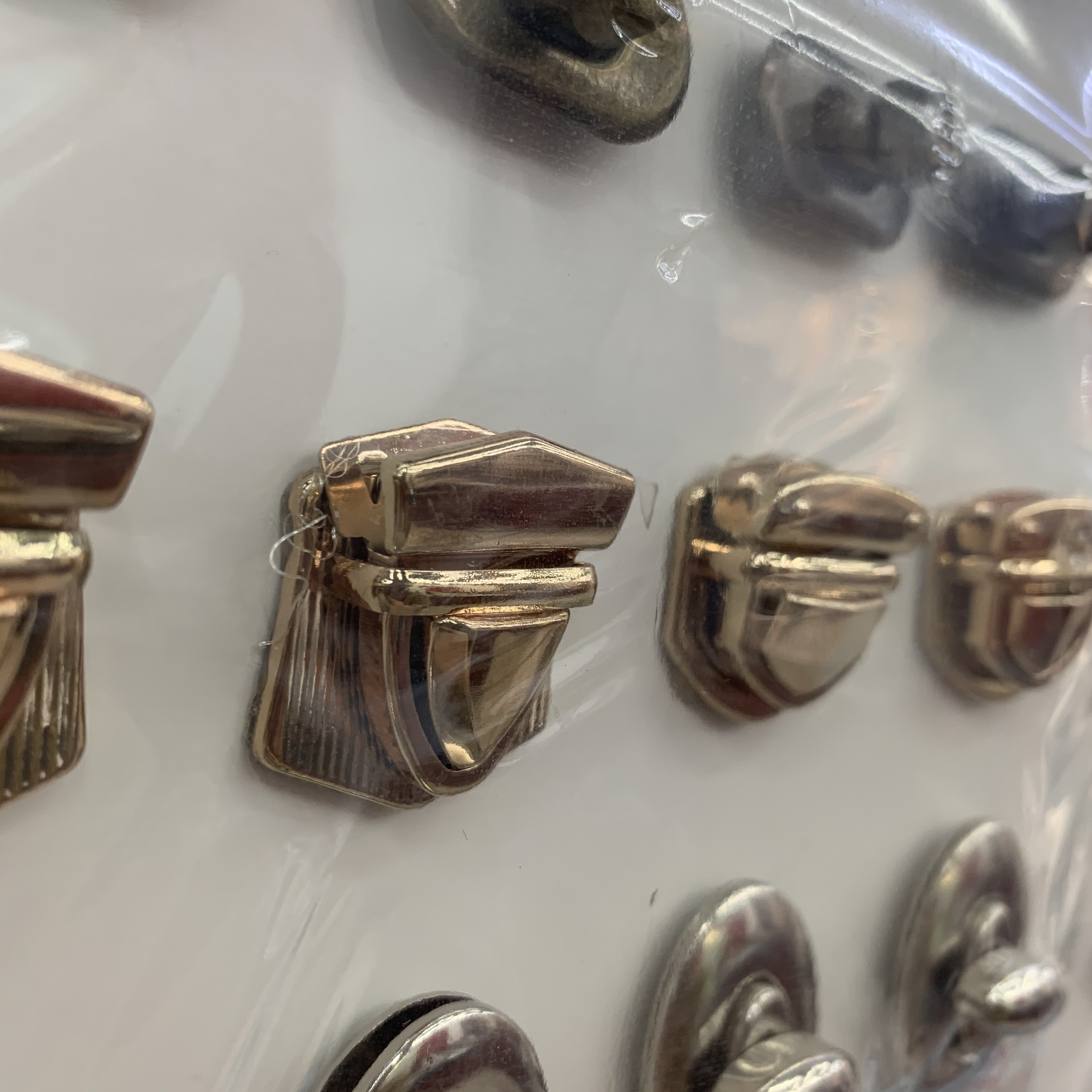 Metal bag buckles, luggage hardware accessories, women's bag accessories, hidden buckles, lock buckles, bag locks, insert buckles, diy buttons, buckle rings are all acceptable Specification image