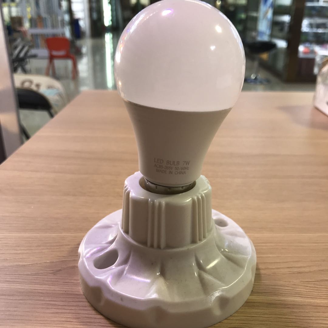 White E27 screw-socket LED lighting bulb lamp