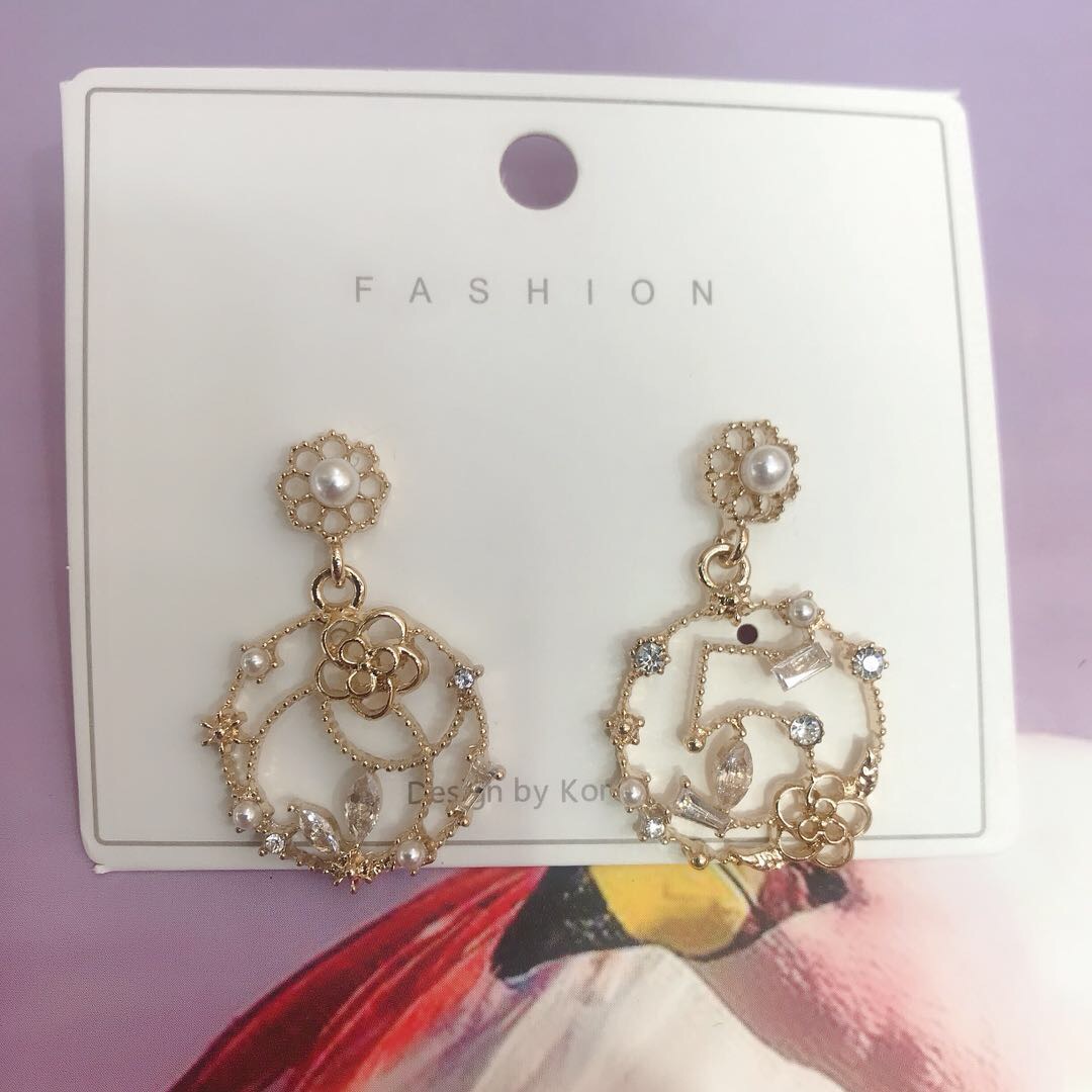 Court retro earrings with slightly inlaid pearls, elegant and simple luxury earrings