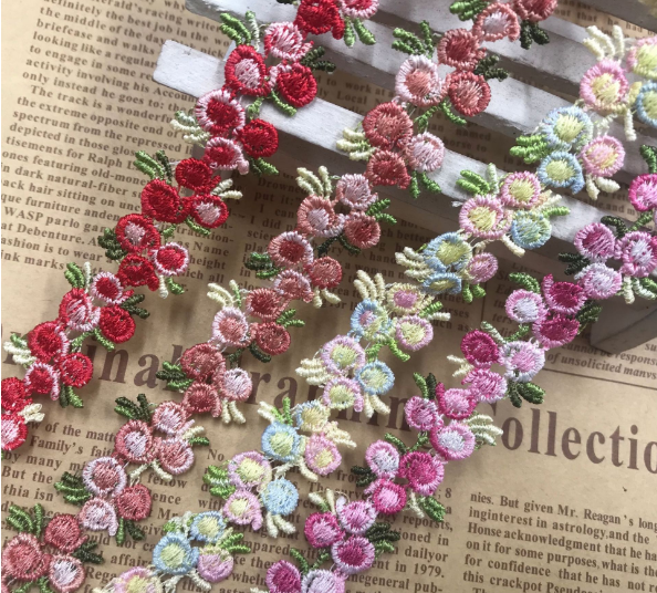 The auxiliary materials are high-quality, with crinkled glass flowers and exquisite satin ribbon embossed lace