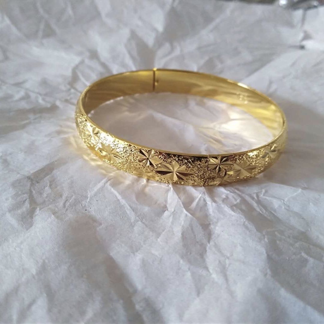 Elegant and fashionable gold bracelet with color retention, Korean-style, versatile and trendy internet-famous accessory details Picture