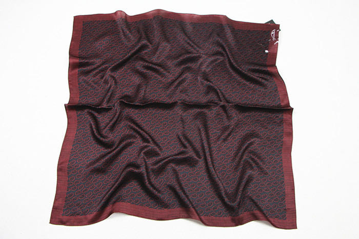 This casual, fashionable and trendy scarf with black and white patterns is versatile and artistic Specification image