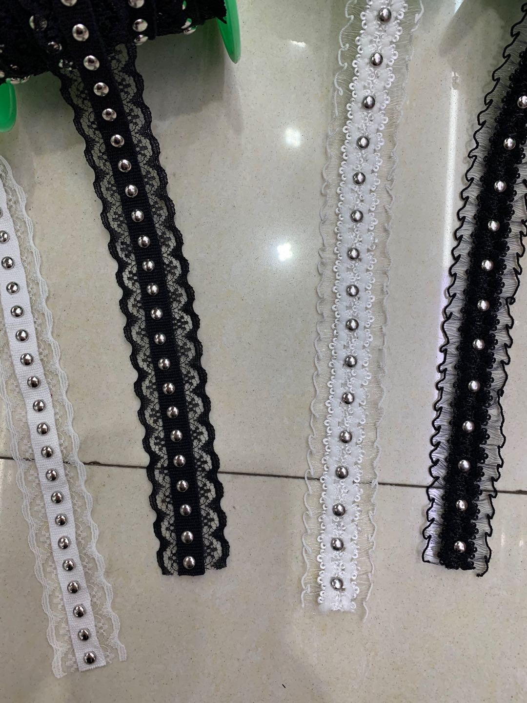 Webbing, lace, gold and silver thread, dress ribbons, cotton ribbons, intercolored webbing, clothing accessories, tassels, colored ribbons details Picture