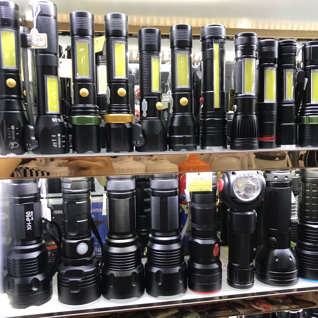 Small, portable, high-intensity rechargeable flashlight, life-saving hammer, zoom, ultra-bright outdoors