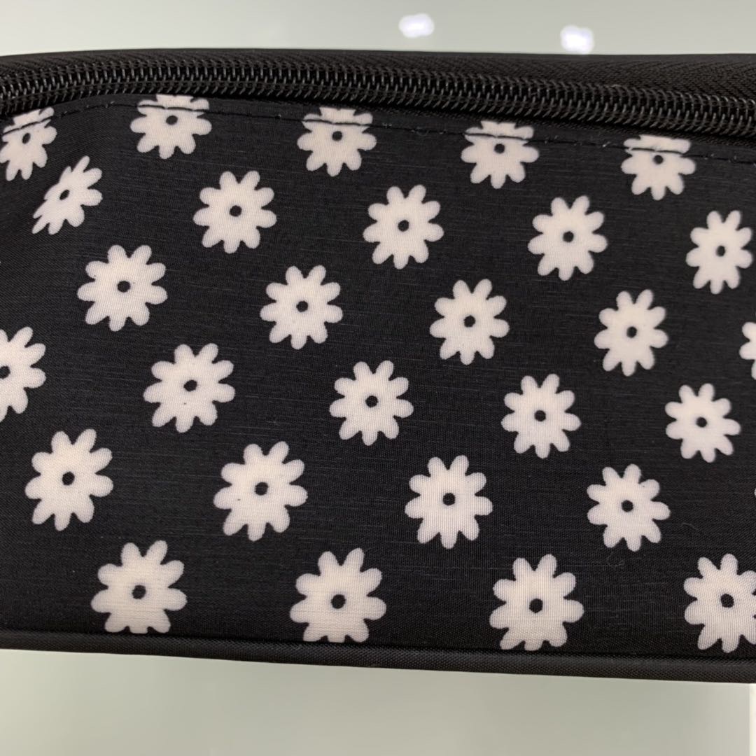 Ladies Custom Small Daisy Black Large Capacity Storage Fabric Makeup Bag details Picture