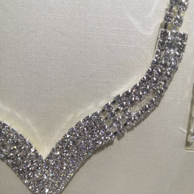 A simple and elegant necklace and earring set for friends. A Korean-style necklace and bracelet set details Picture