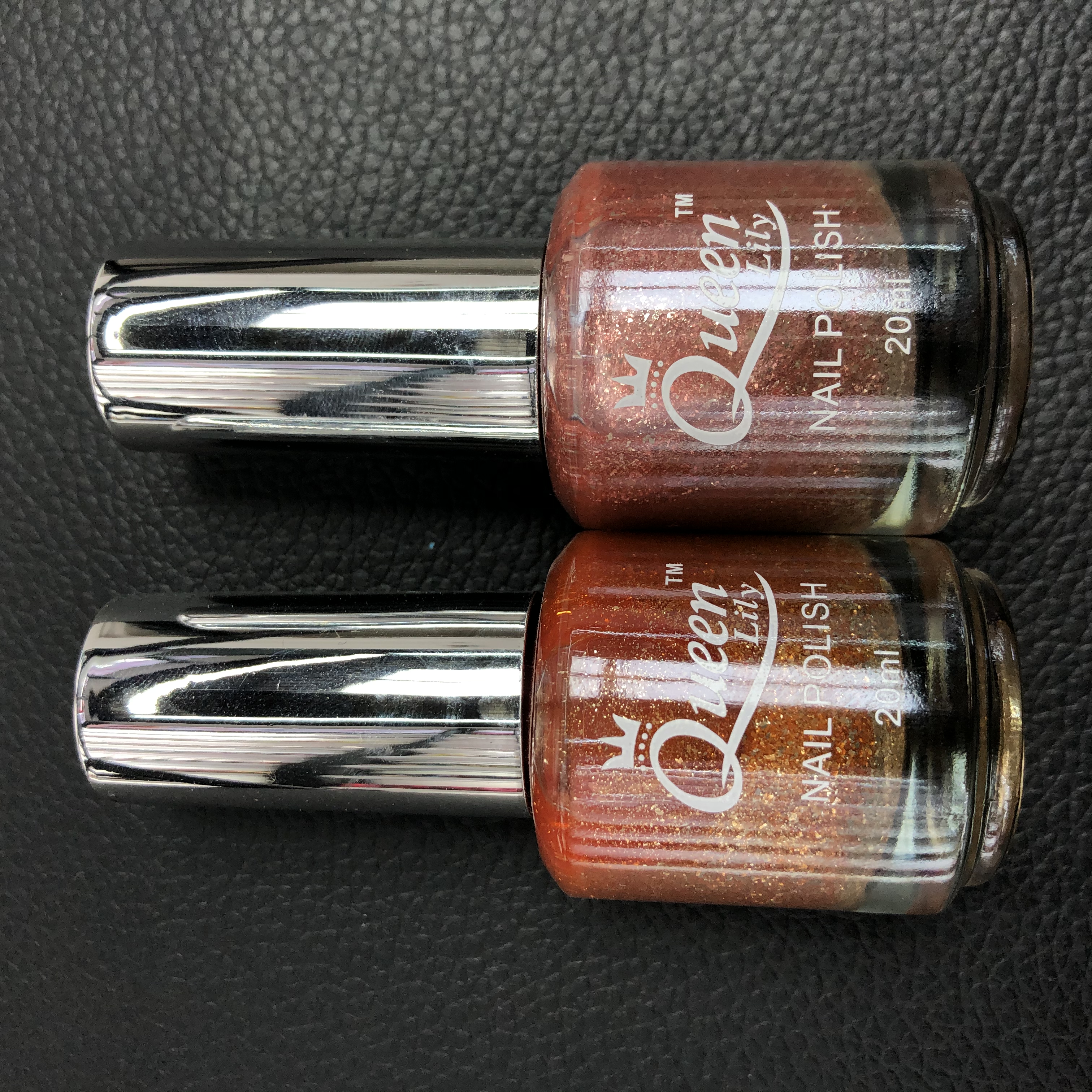 The colorful and fashionable nail polish comes in a wide range of colors, allowing you to freely choose and combine them