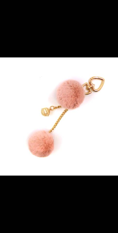 The faux wool ball key chain bag is elegant, fashionable, good-looking and creative. It's a Korean-style car key details Picture
