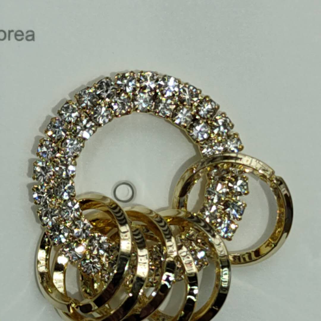 Sweet and slightly inlaid zircon earrings from Japan and South Korea are a fashionable new style