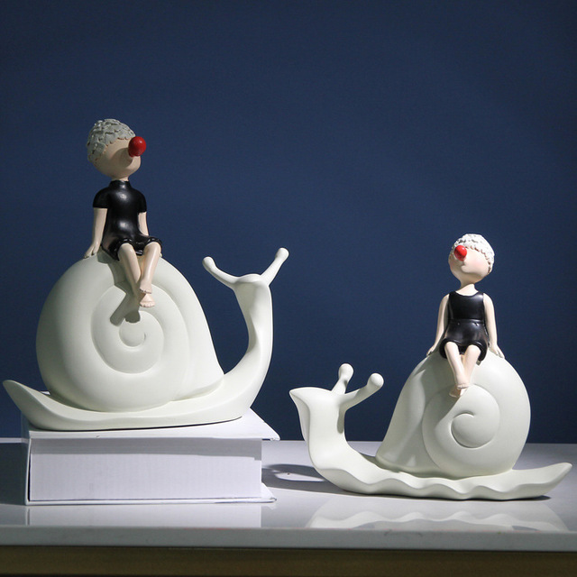 Cute and girlish snail resin ornaments for lovers and friends as handicrafts