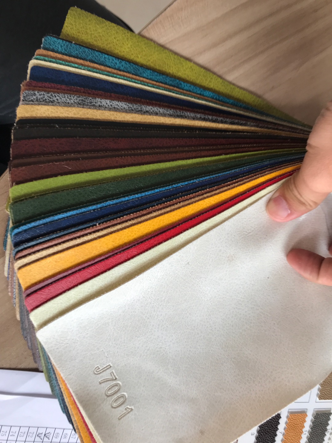 Sofa leather J70 is specially designed for sofa leather, with a smooth and soft surface that is durable. We have a large number of high, medium and low-end bags in stock