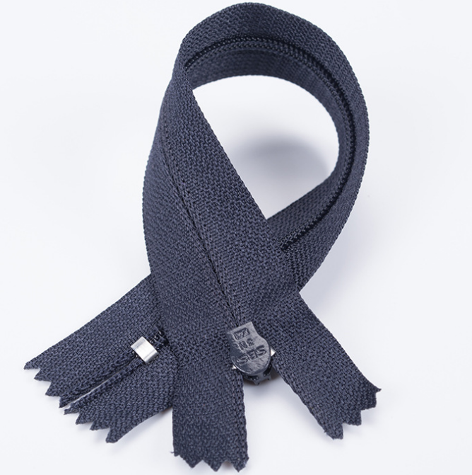 厂家直销8号树脂闭尾口袋拉链羽绒服现货