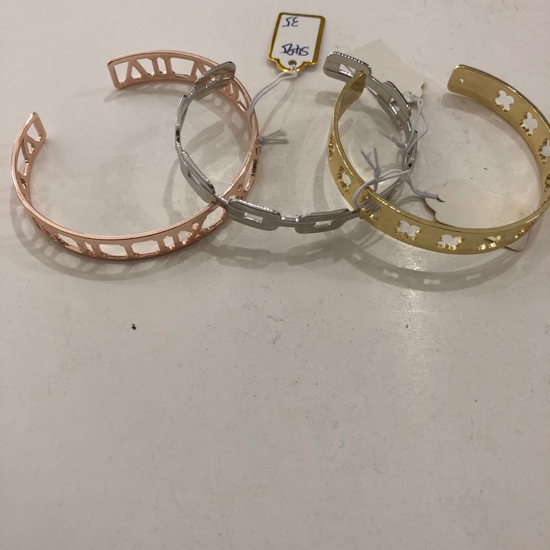 Factory direct sales of hollowed-out bracelets, elegant European and American wristbands