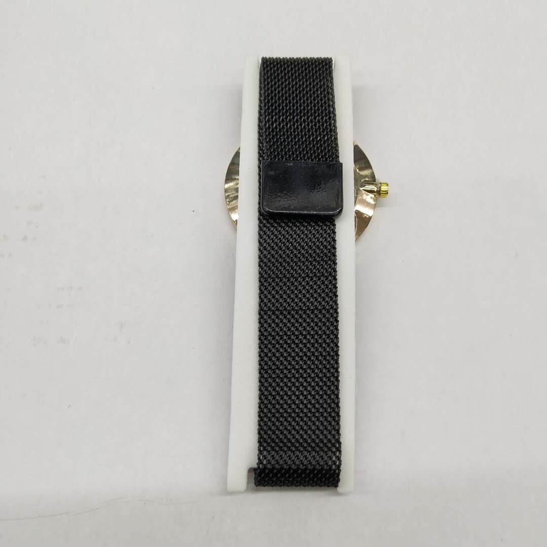 Fashionable and lazy man's magnet waterproof men's quartz watch details Picture
