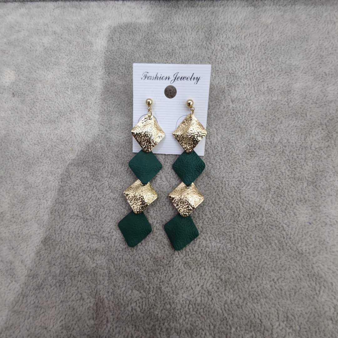 Fashionable and trendy women's long quadrilateral earrings, a bestseller with a unique and elegant style