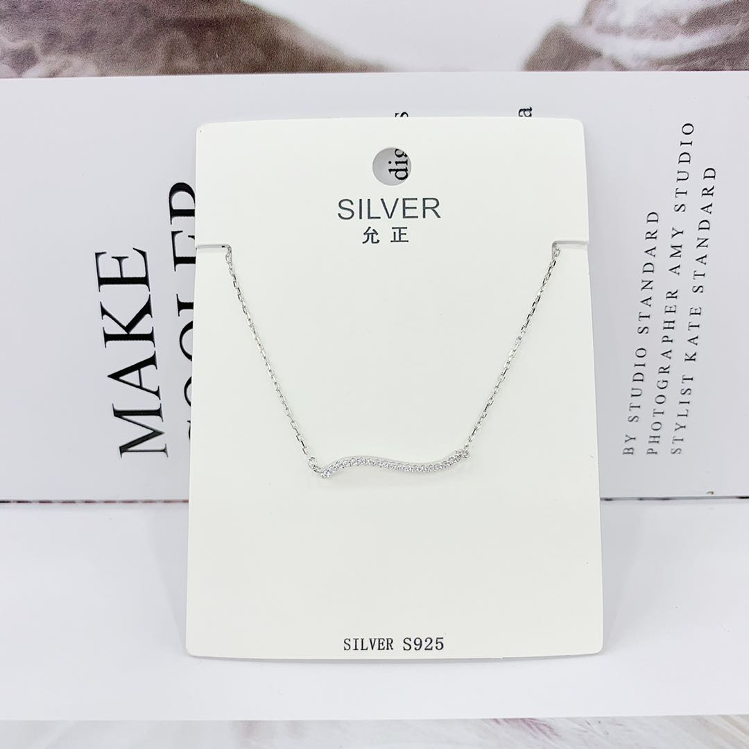 The snake-shaped sterling silver necklace is simple, versatile, fashionable and fresh, and a best-selling collarbone chain