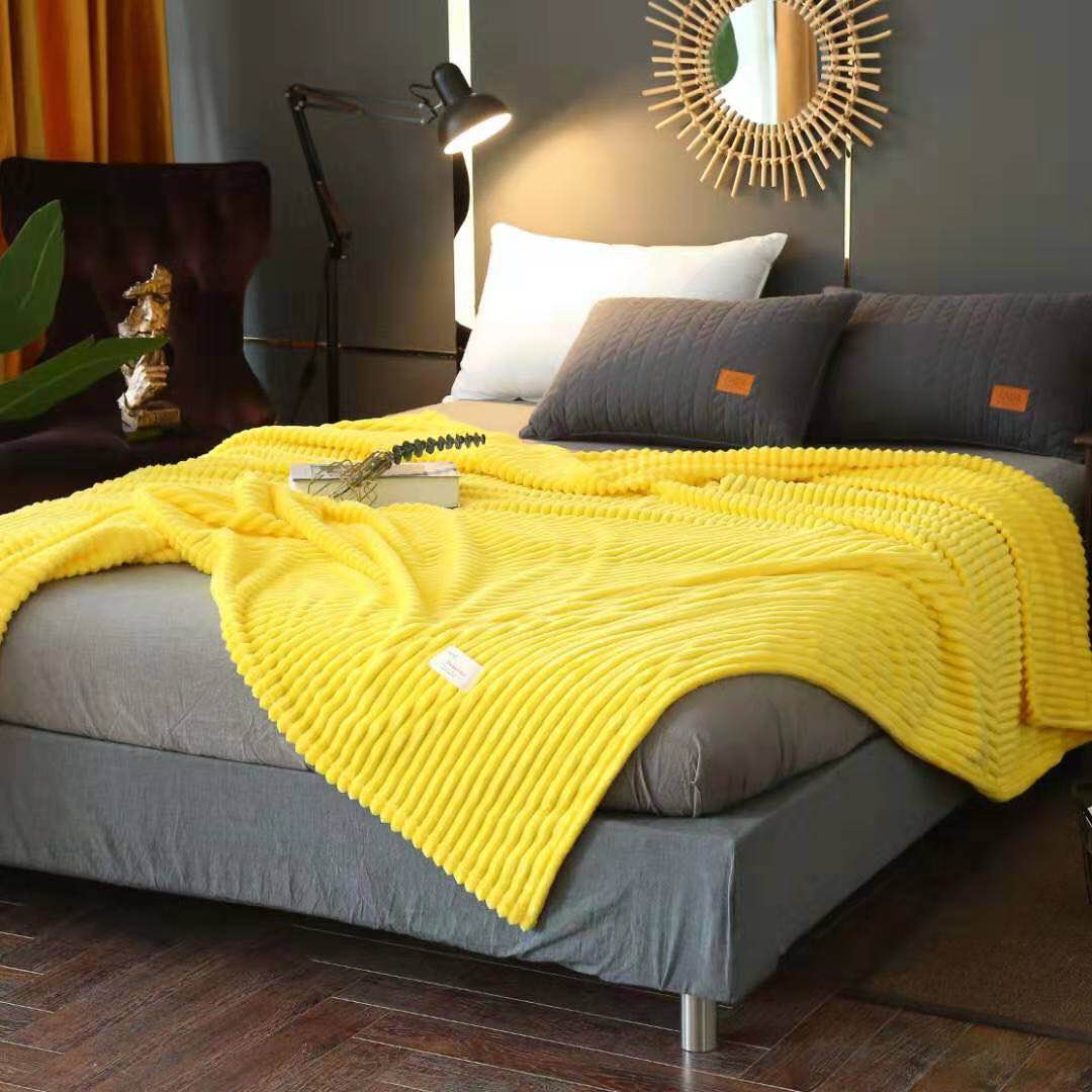 2020新款厂家直销精品红色黄色绿色法莱绒抽条毯子产品图