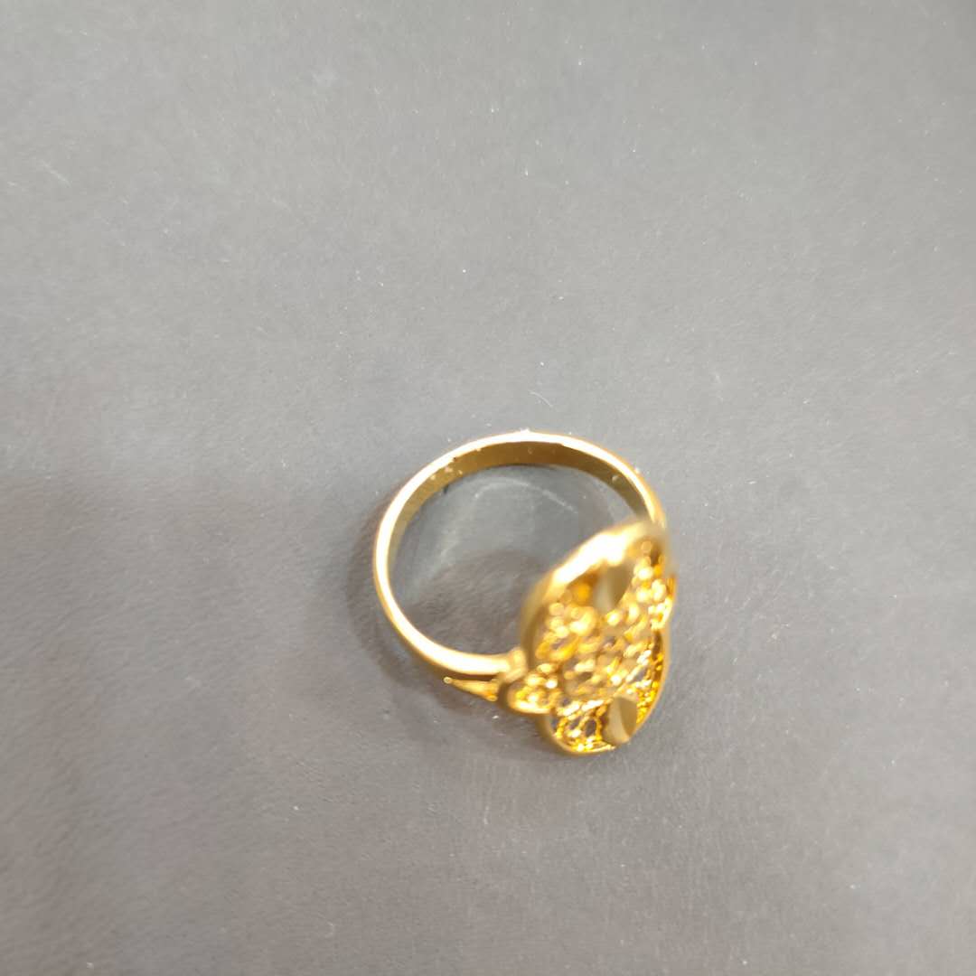 A new type of gilded birthday gift with engraved patterns and a large ring