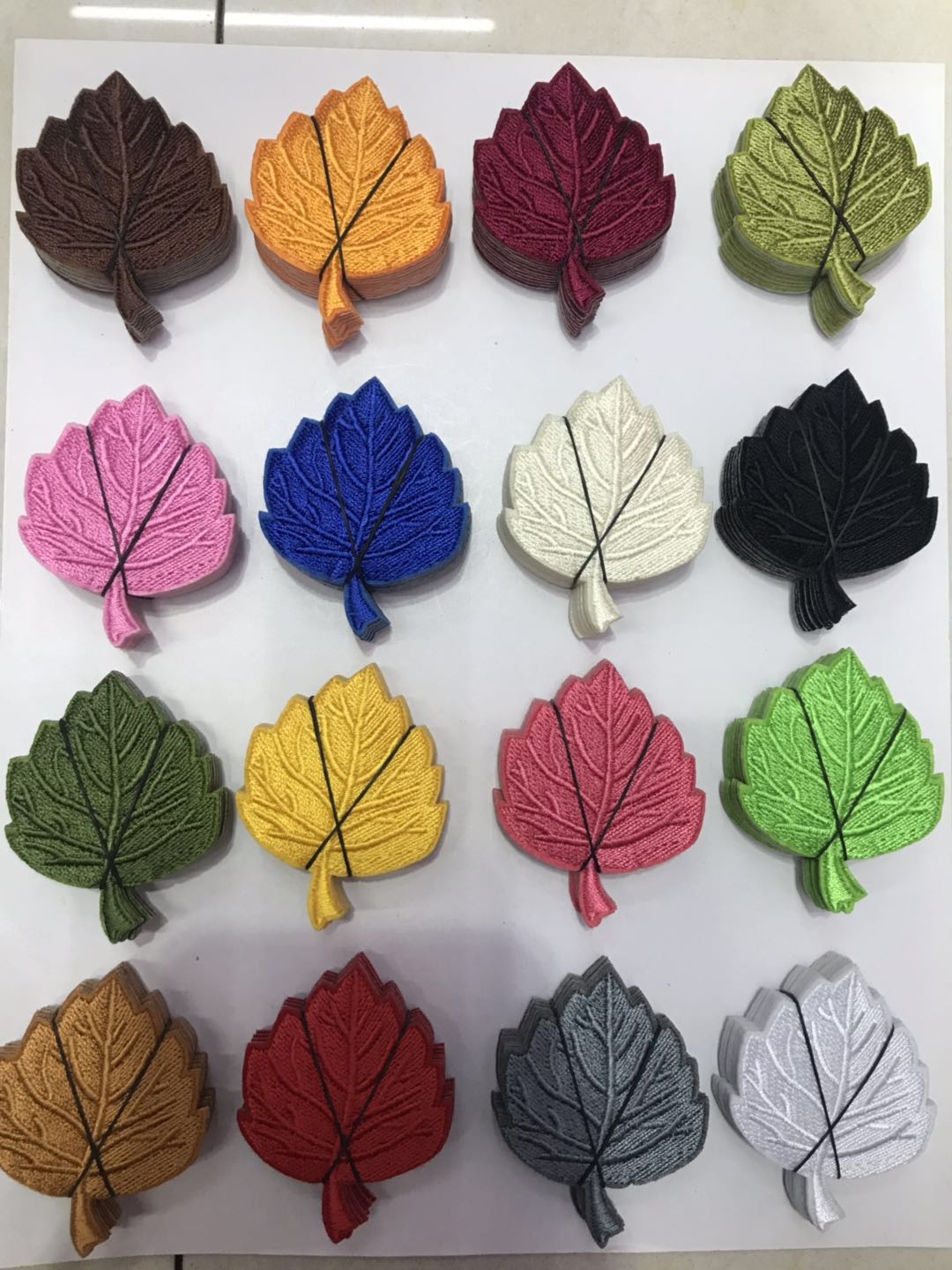 厂家直销纯色电脑绣花十六色时尚树叶刺绣贴
每包16色160个图