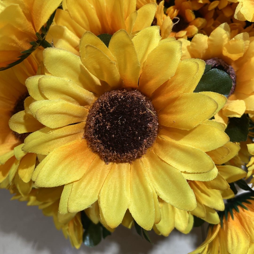 Wholesale of faux chrysanthemums, yellow sunflowers, silk fabric, artificial sunflowers, high-end bouquets of chrysanthemums for the venue decoration details Picture