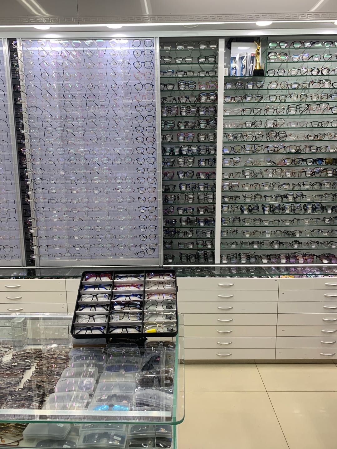Yiwu Dejin Zhihao Optical Store