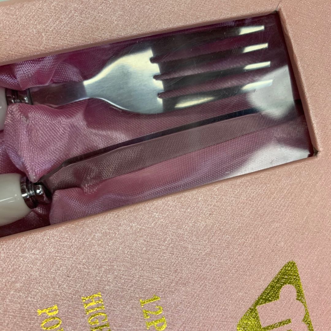 A beautiful pink gift box of knife and fork sets Specification image