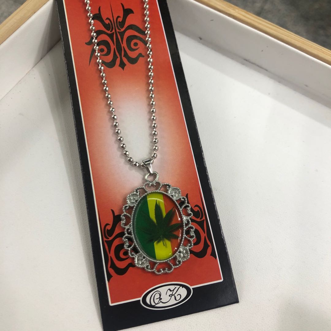 A high-end anti-allergy necklace with a fresh and stylish design and leaf pendant