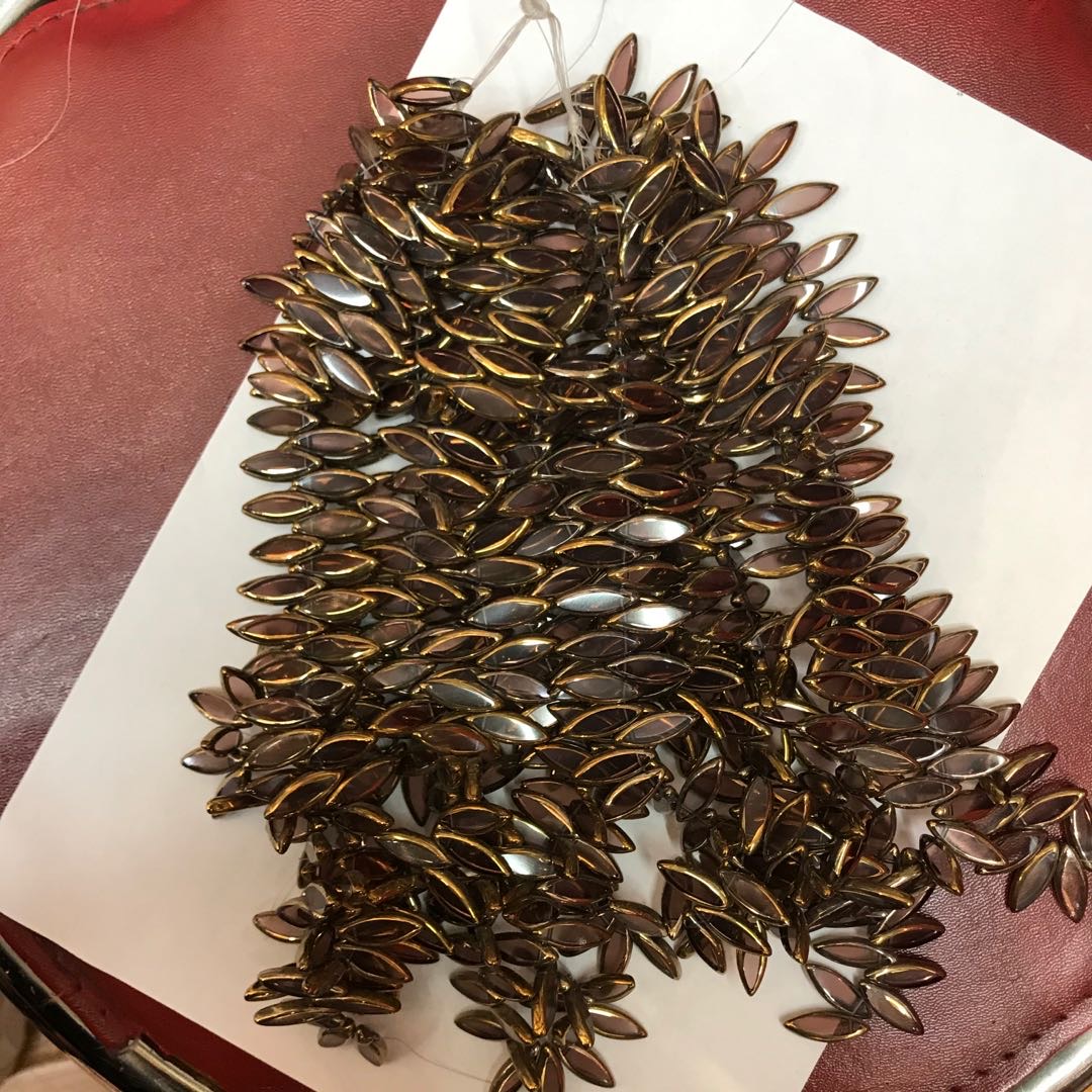 粉红色晶莹剔透的首饰配件