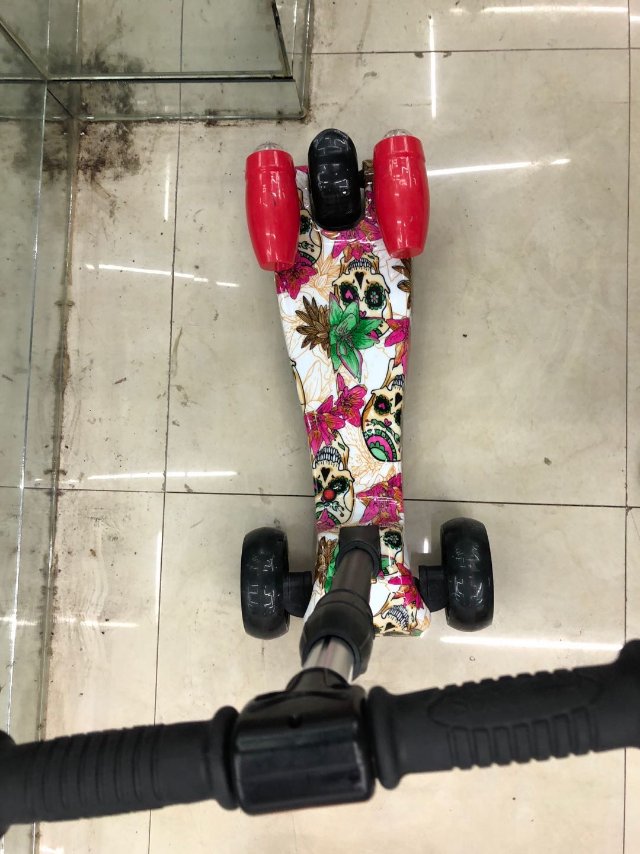 ZLPWC2型钢架带喷雾彩灯儿童滑板车产品图