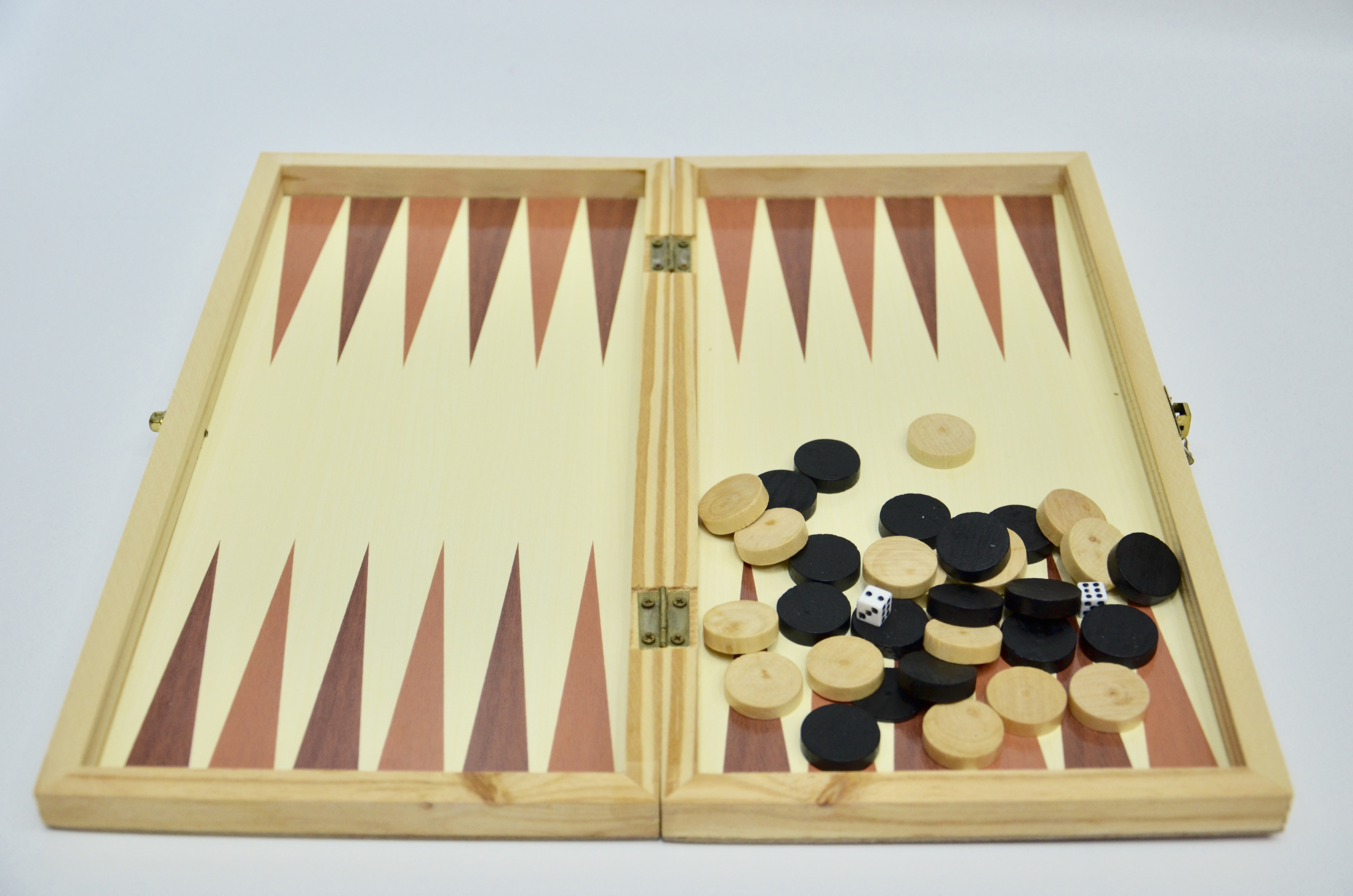 Three-in-one wooden chess set in natural wood color details Picture