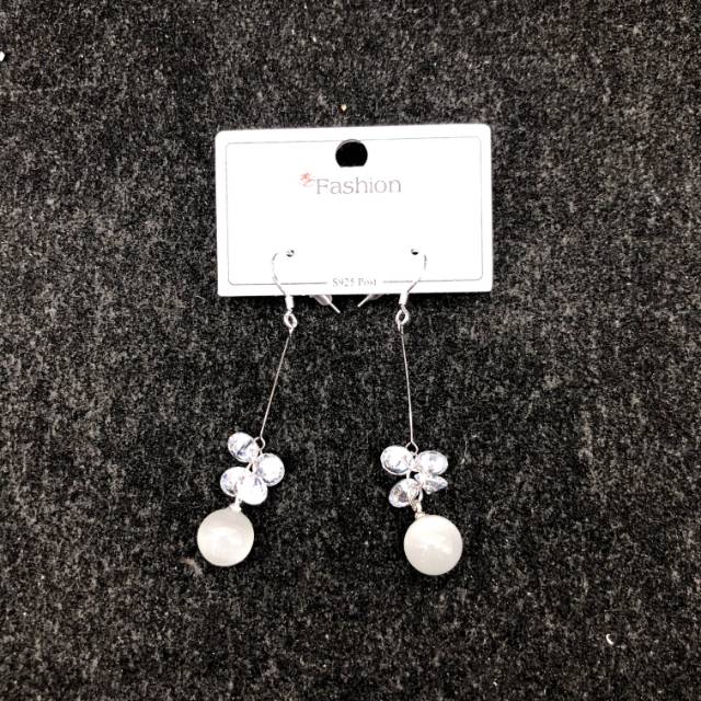 Zircon pearl earrings are fashionable, versatile, fresh and trendy earrings