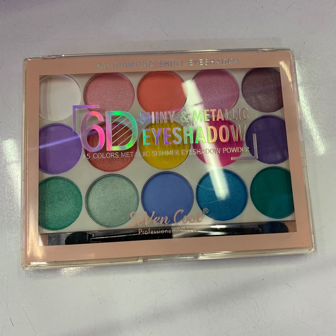 White background multi-color round high-end eyeshadow box and eyeshadow palette