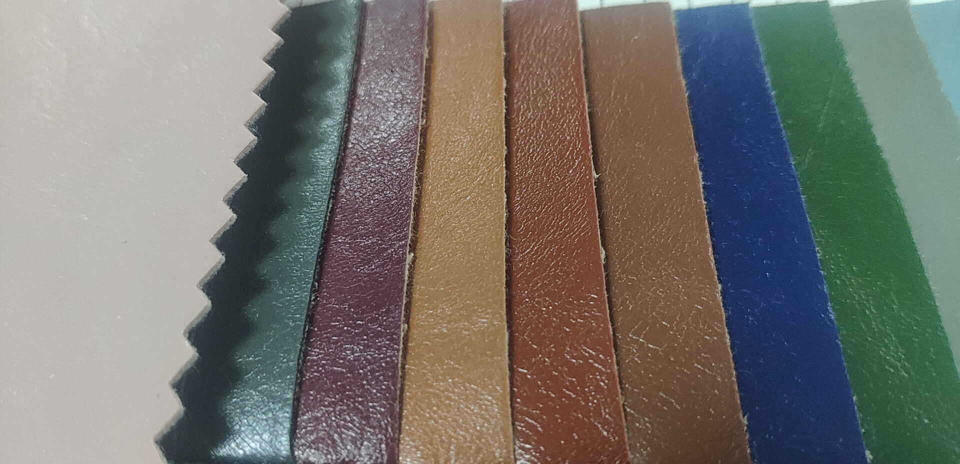 Direct sales from the oil-leather manufacturer, hot-selling new PVC leather, large stock of high, medium and low grade luggage, sofa, shoe materials and fabrics Specification image