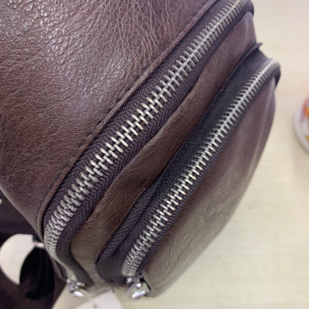 高档时尚PU皮男士斜挎多功能包细节图