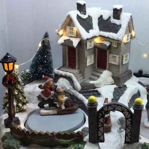 两层小屋双庭院待暖灯树脂工艺品摆件产品图