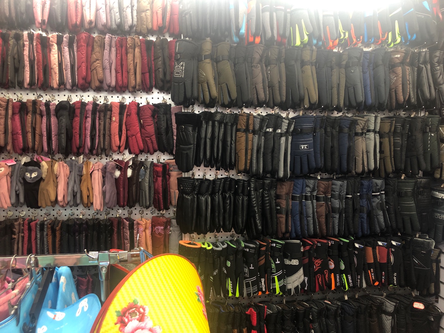 Huashan Glove Shop describe pic - 2