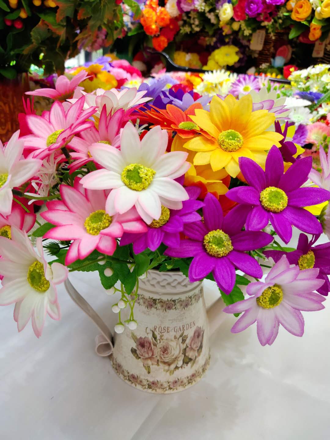 Install artificial flowers such as pearl dahlia and artificial flowers outdoors at home