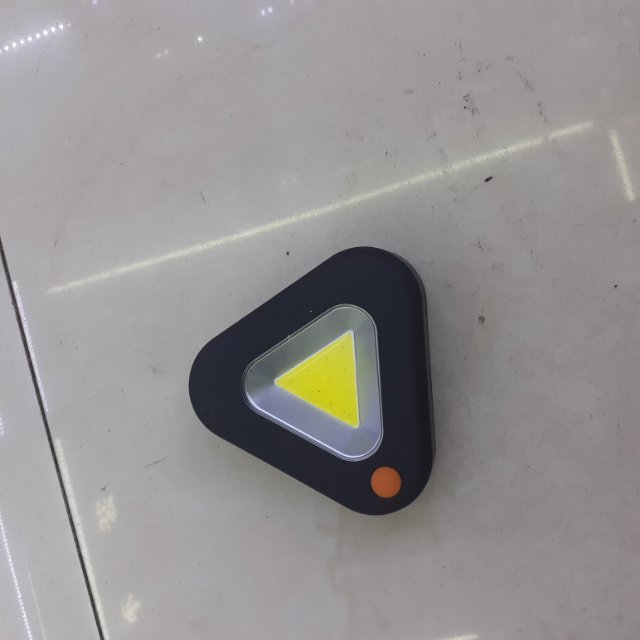 新款热卖三角电灯  LED强光照明灯