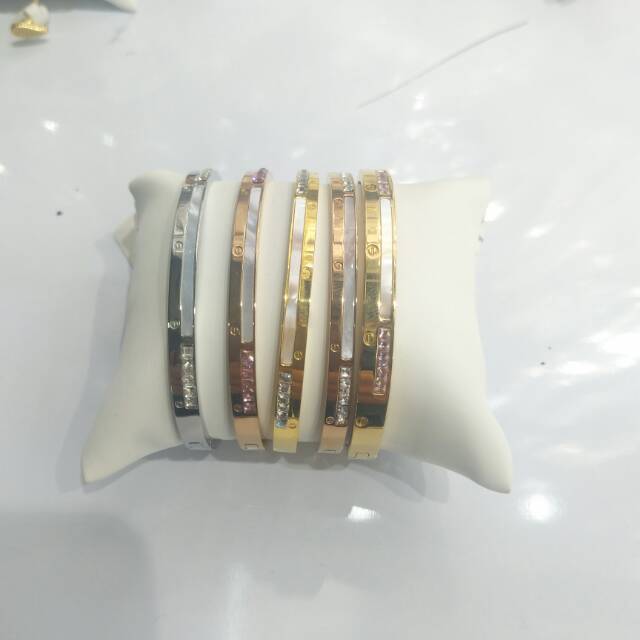 European and American style finished bracelet jewelry is of high-end, elegant and of superior quality details Picture