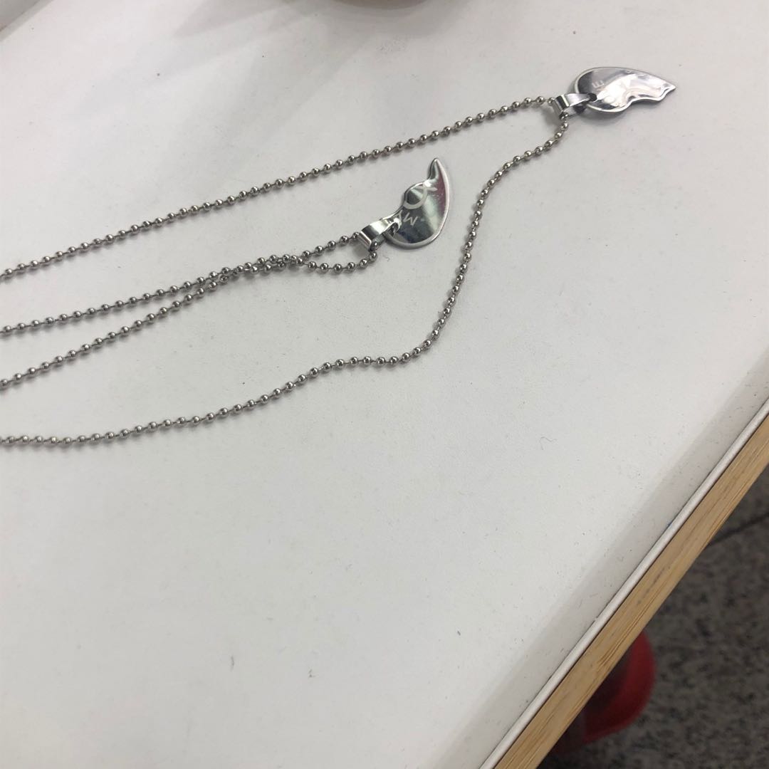 Grand and fashionable semi-heart-shaped pendant necklace, high-end and elegant color retention, popular anti-allergy accessory Specification image